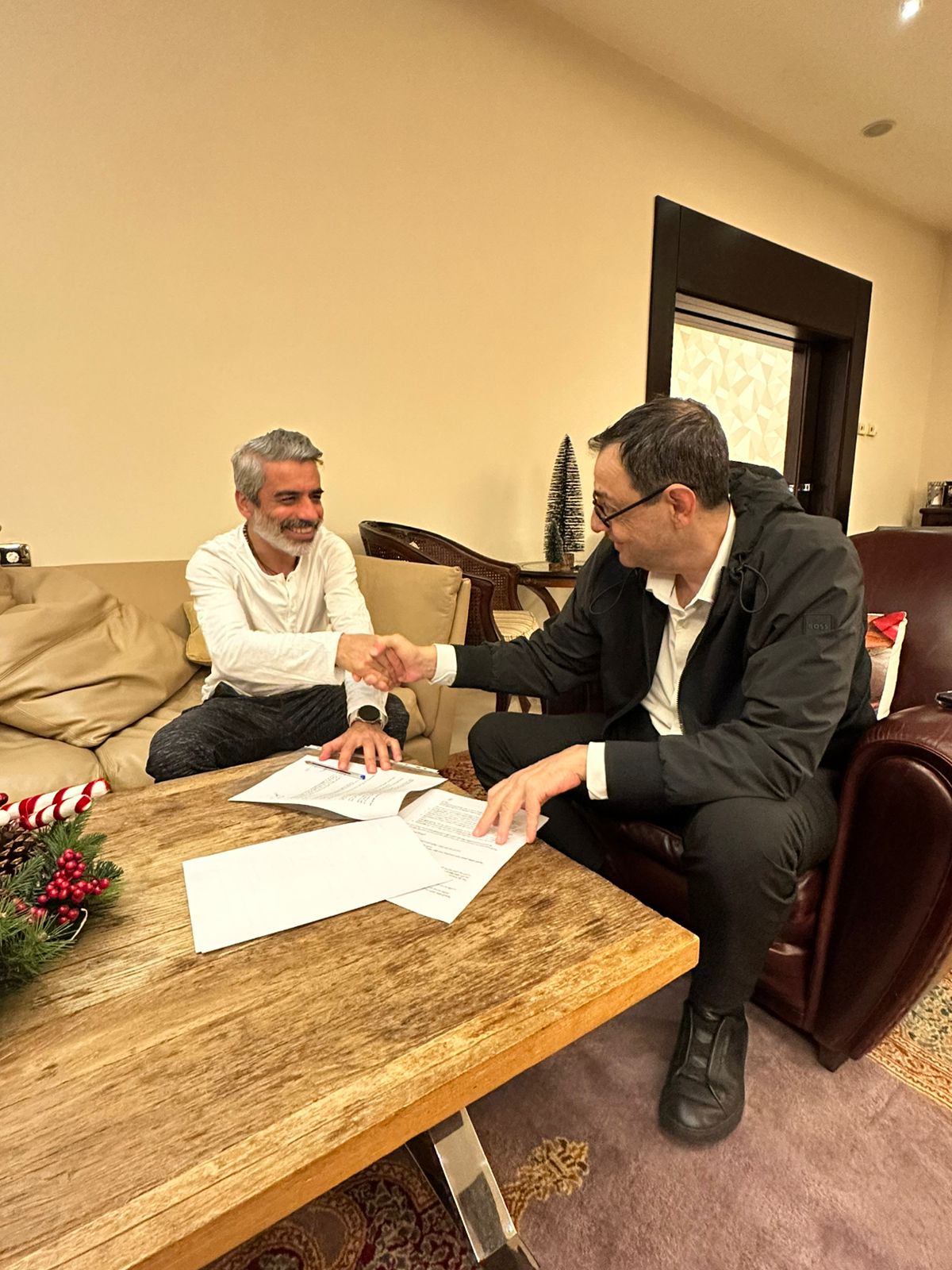 رئيس الاتحاد اللبناني لكرة السلة أكرم الحلبي والمدرب باتريك سابا. (وكالات)