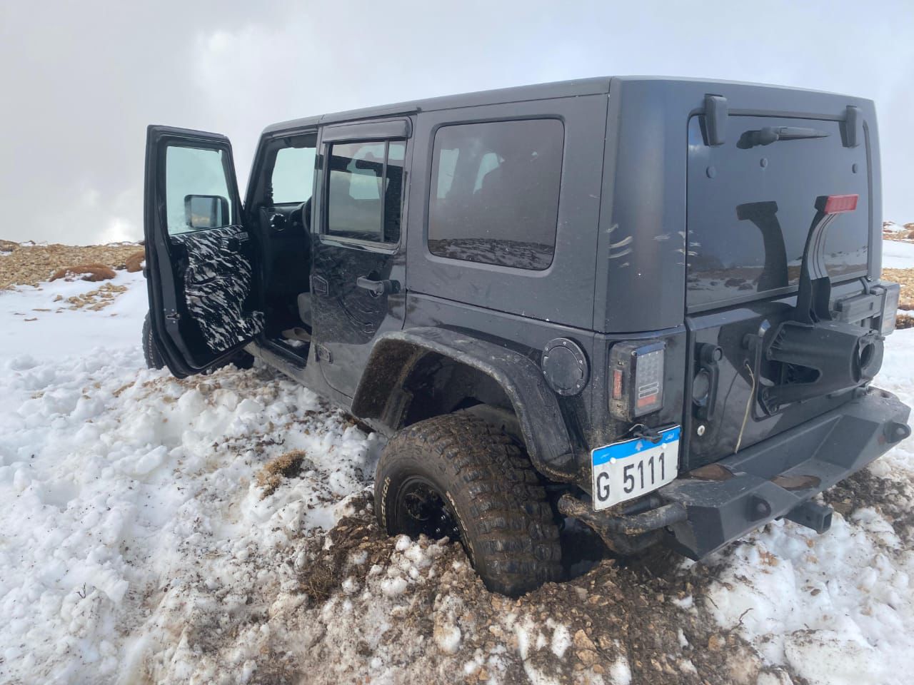 السيارة التي علقت في الثلج (النهار).