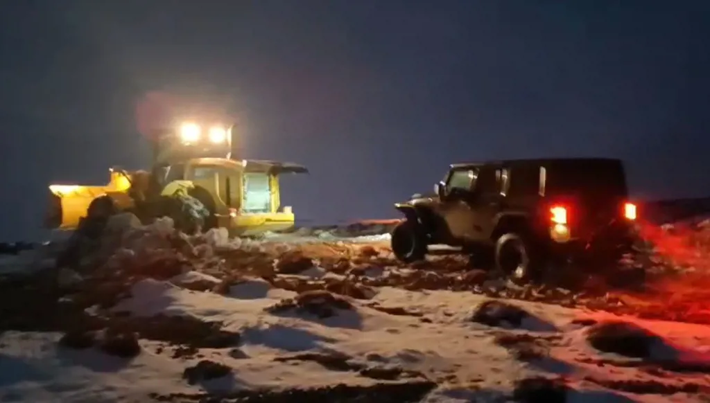 بالفيديو- إنقاذ مواطن علِق بالثلوج في منطقة عيناتا – الأرز