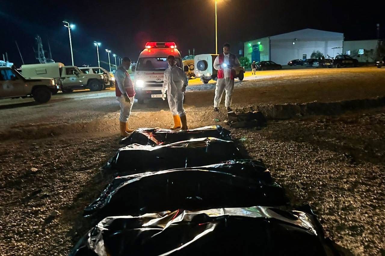 جثث المهاجرين. (الهلال الأحمر الليبي)