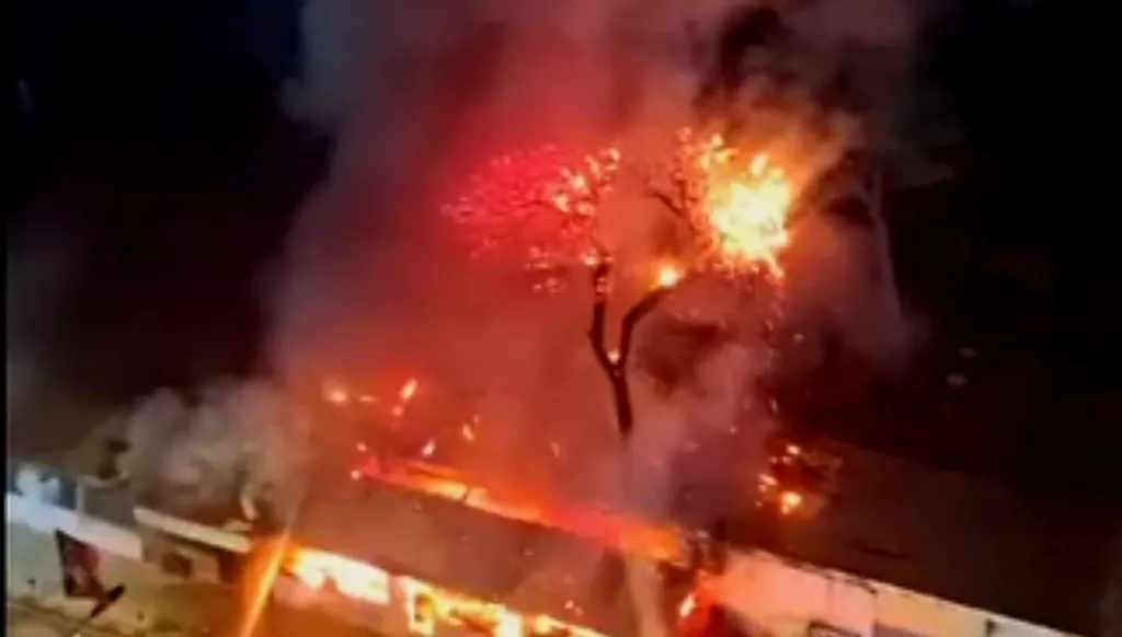 بالفيديو - حريق كبير في مقهى قرب روضة الشهيدين في الغبيري