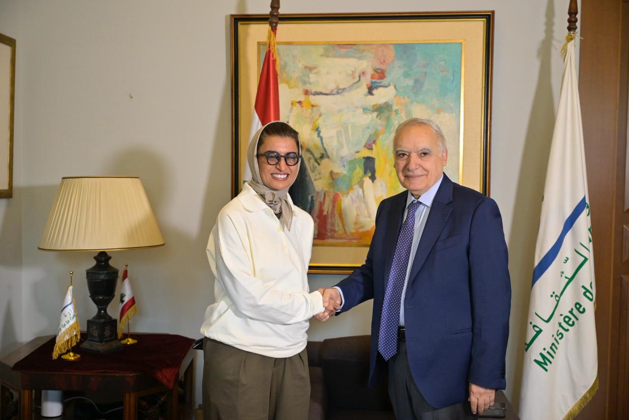 لقاء يجمع نورا الكعبي ووزير الثقافة اللبناني (نبيل إسماعيل). 