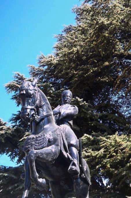 تمثال كرم في باحة كنيسة مار جرجس - إهدن. (طوني فرنجية - النهار)