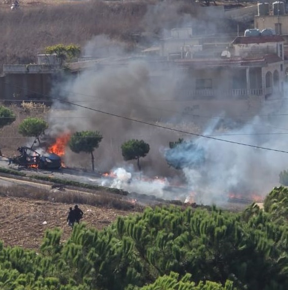 استهداف سيارة في بنت جبيل (تواصل اجتماعي).