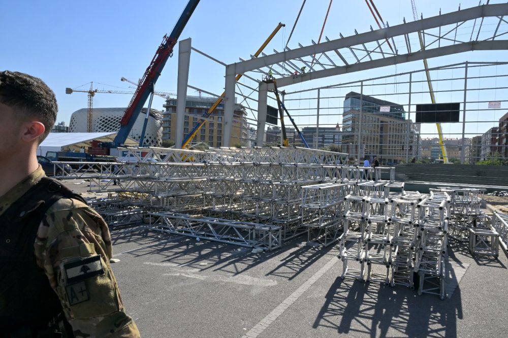 أشغال بناء وتحضيرات في المكان المخصص لإقامة القداس الشعبي خلال زيارة البابا لاوون في الواجهة البحرية لبيروت. (نبيل اسماعيل)