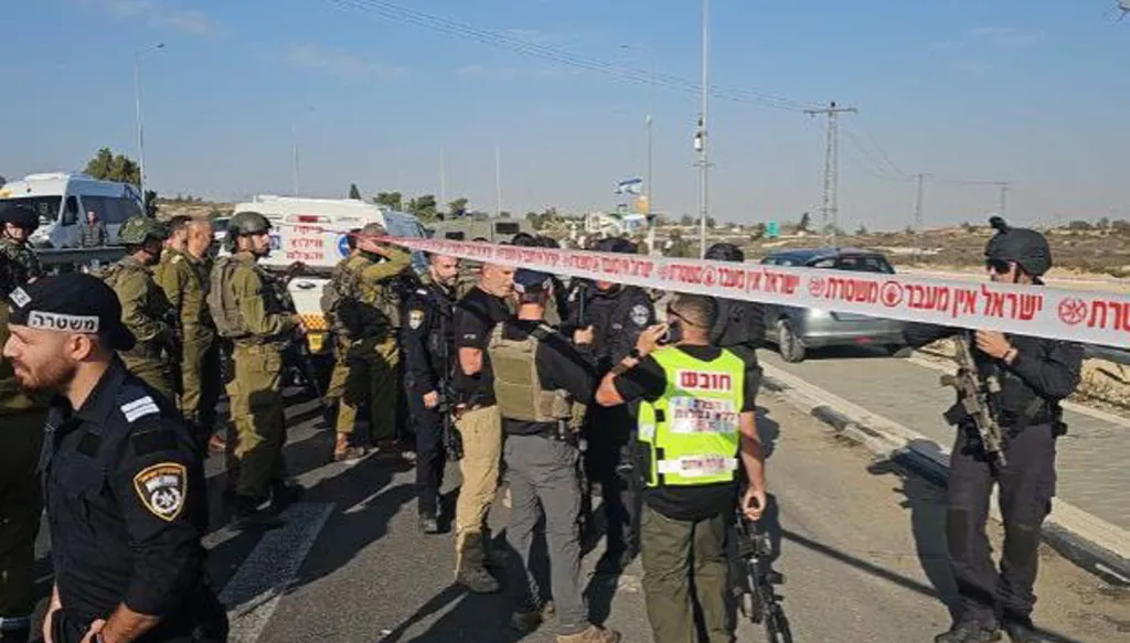 بالفيديو والصور - قتيل وثلاثة مصابين في هجوم في جنوب الضفة الغربية