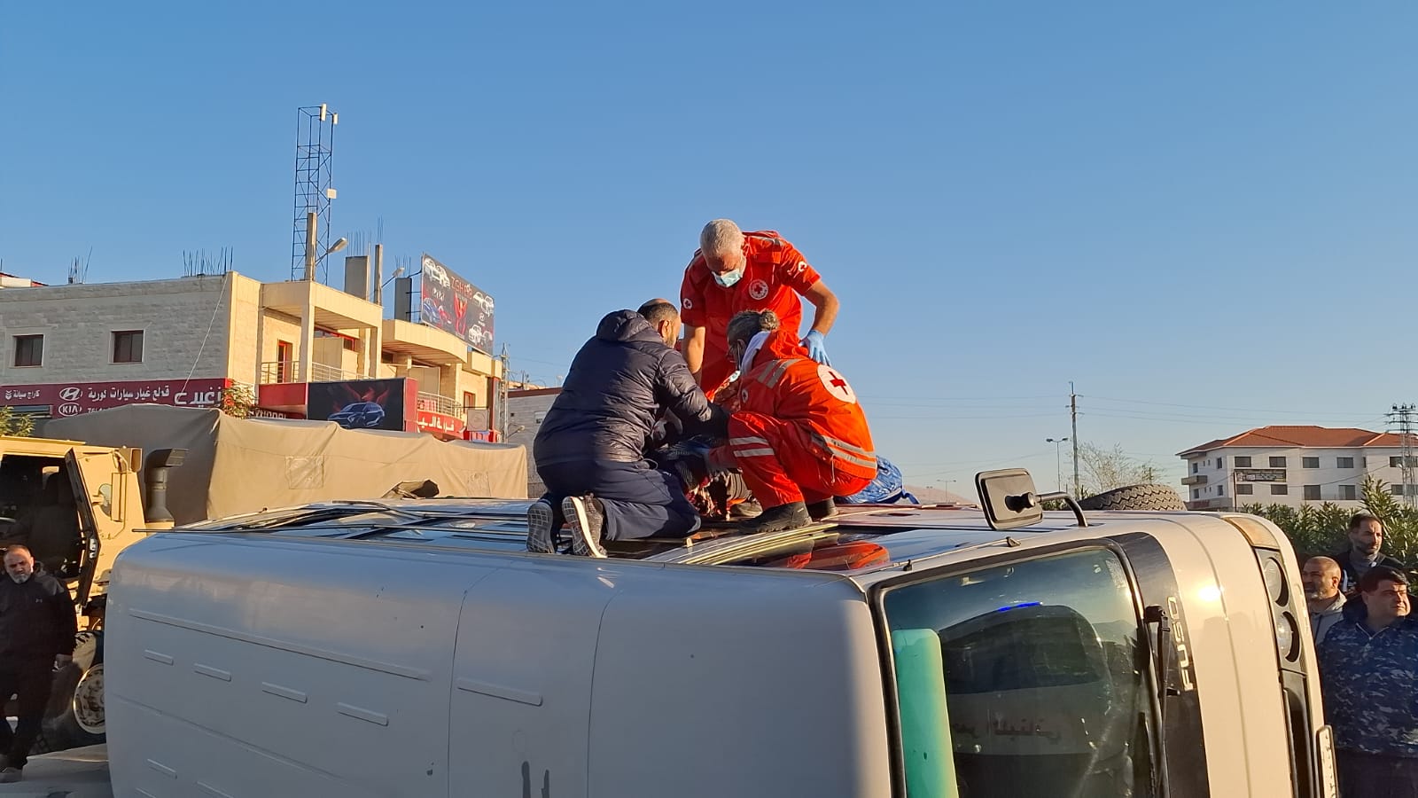حادث سير بين فان وحافلة مدرسية على أوتوستراد زحلة (النهار).