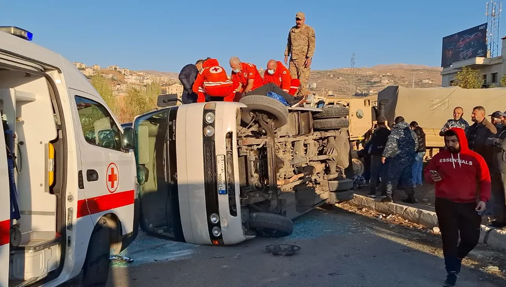 بالفيديو- انقلاب حافلة مدرسية على أوتوستراد زحلة وإصابة طلاب بجروح