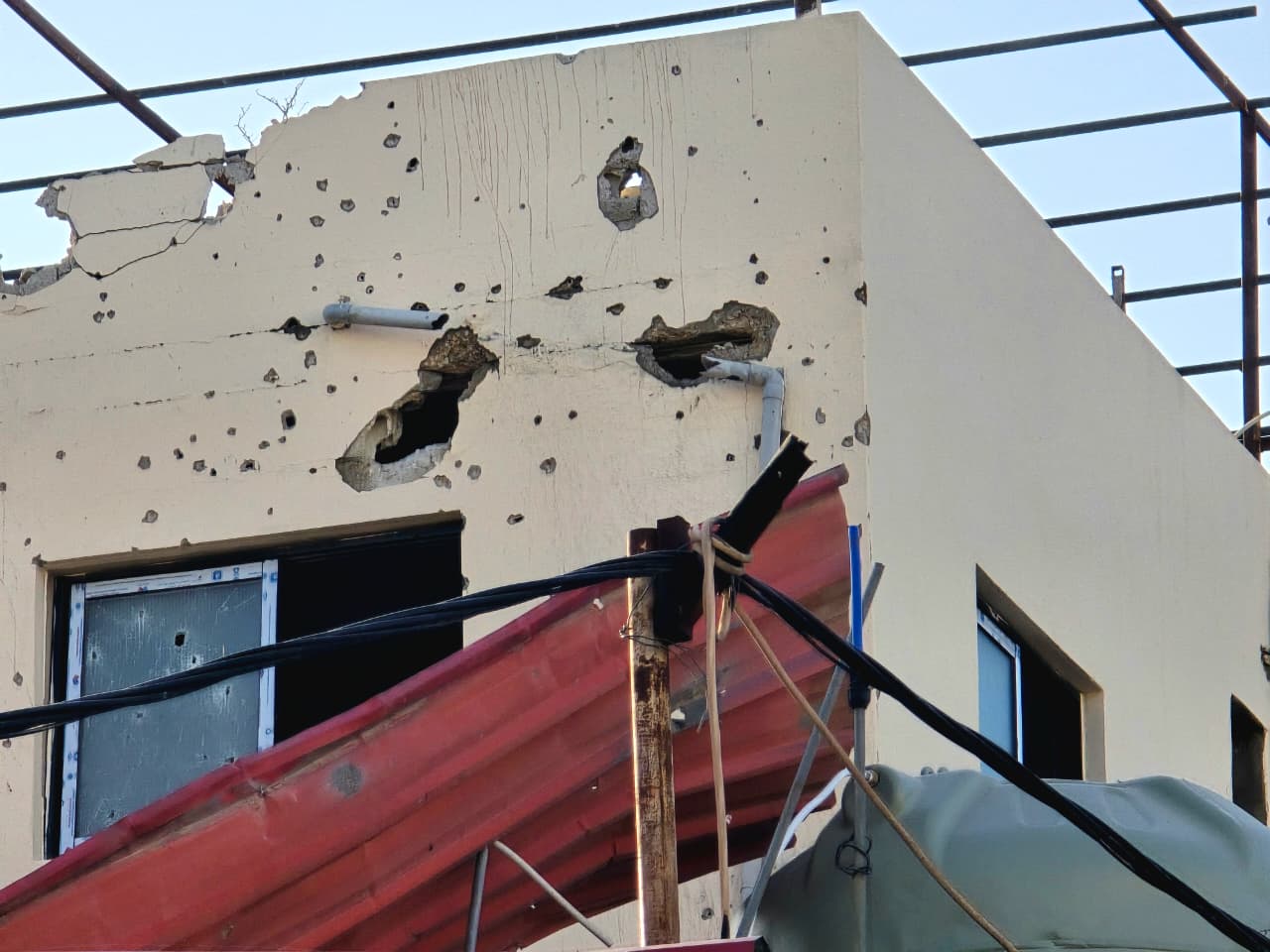 الأضرار جراء الغارة الإسرائيلية (أحمد منتش). 