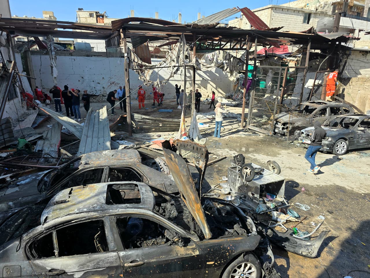 الأضرار جراء الغارة الإسرائيلية في عين الحلوة (أحمد منتش).