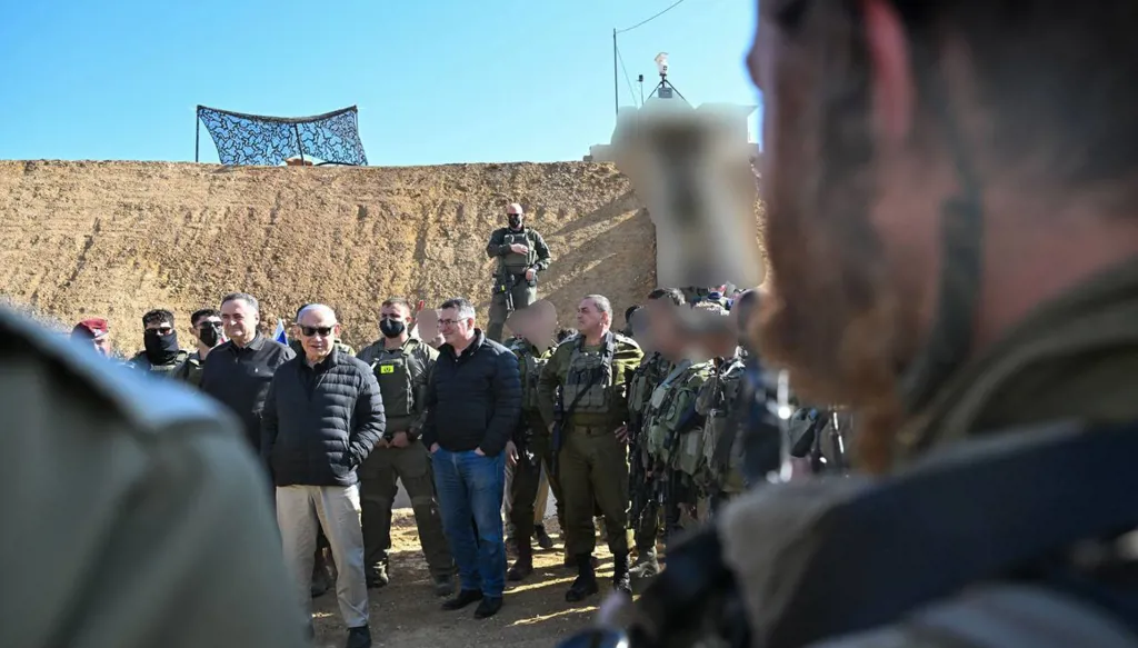 نتنياهو في الأراضي السورية: التواجد العسكري الإسرائيلي في المنطقة العازلة "بالغ الأهمية" (صور)