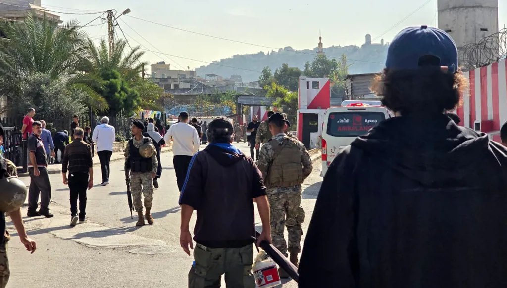 بالصور والفيديو - بدء تشييع ضحايا الغارة الإسرائيلية في مخيّم عين الحلوة