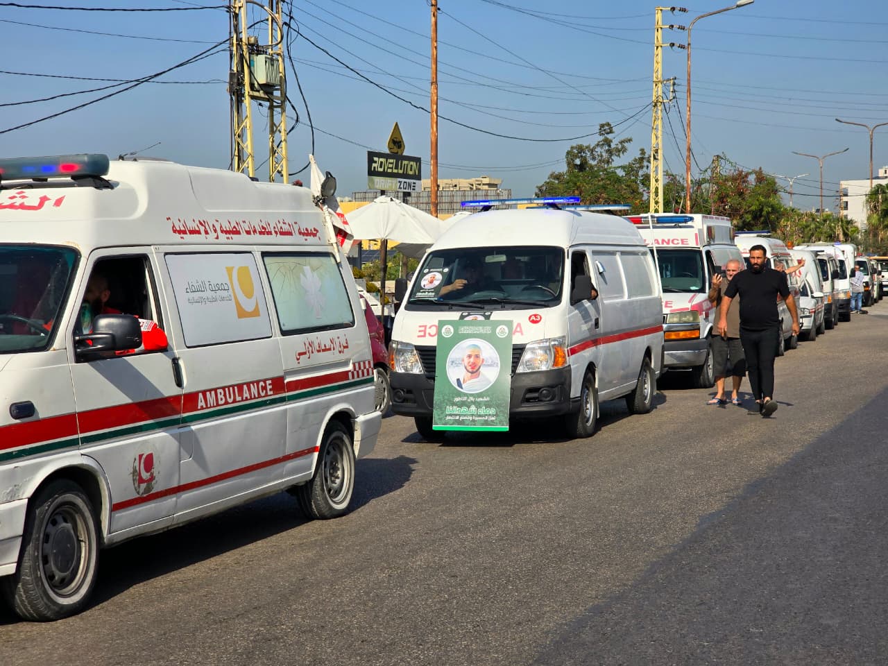 بدء تشييع ضحايا الغارة الإسرائيلية في مخيّم عين الحلوة. (أحمد منتش)