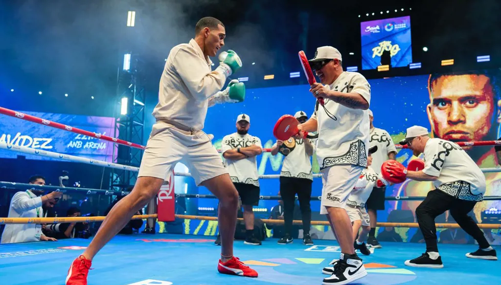 جمهور حاشد وأجواء حماسية... تدريبات مفتوحة لأبطال "The Ring IV" في الرياض