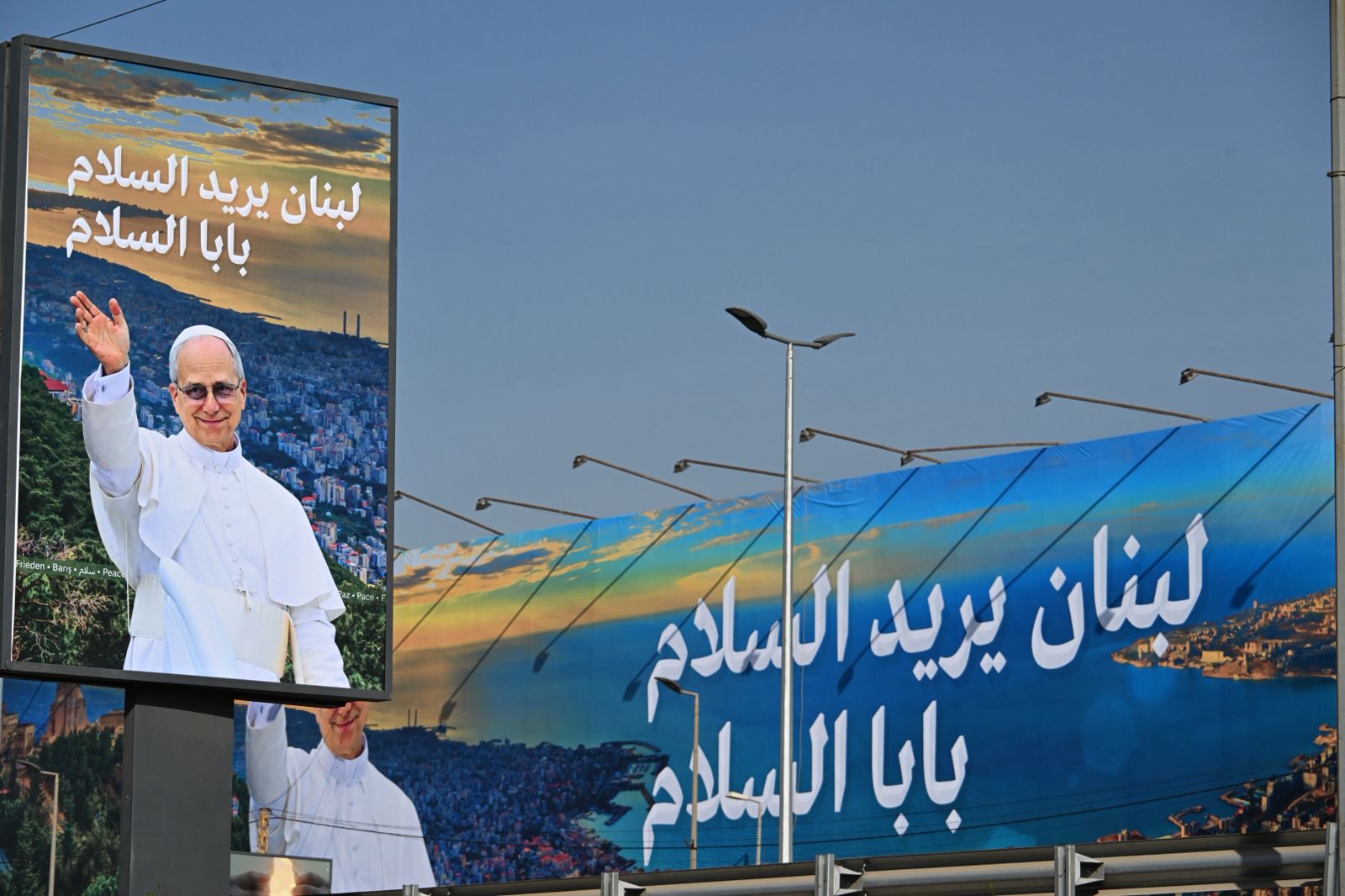  التحضيرات على طريق مطار بيروت لزيارة البابا لاوون (حسام شبارو) 