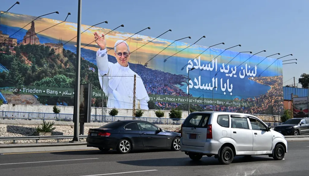 عدسة "النهار" تواكب التحضيرات على طريق مطار بيروت لزيارة البابا لاوون (صور)