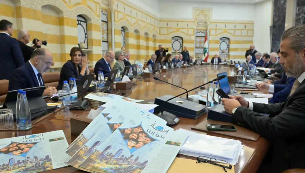 العدد الخاص الذي أطلقته النهار واليونيسف لمناسبة يوم الطفل العالمي حاضر على طاولة مجلس الوزراء (نبيل إسماعيل).