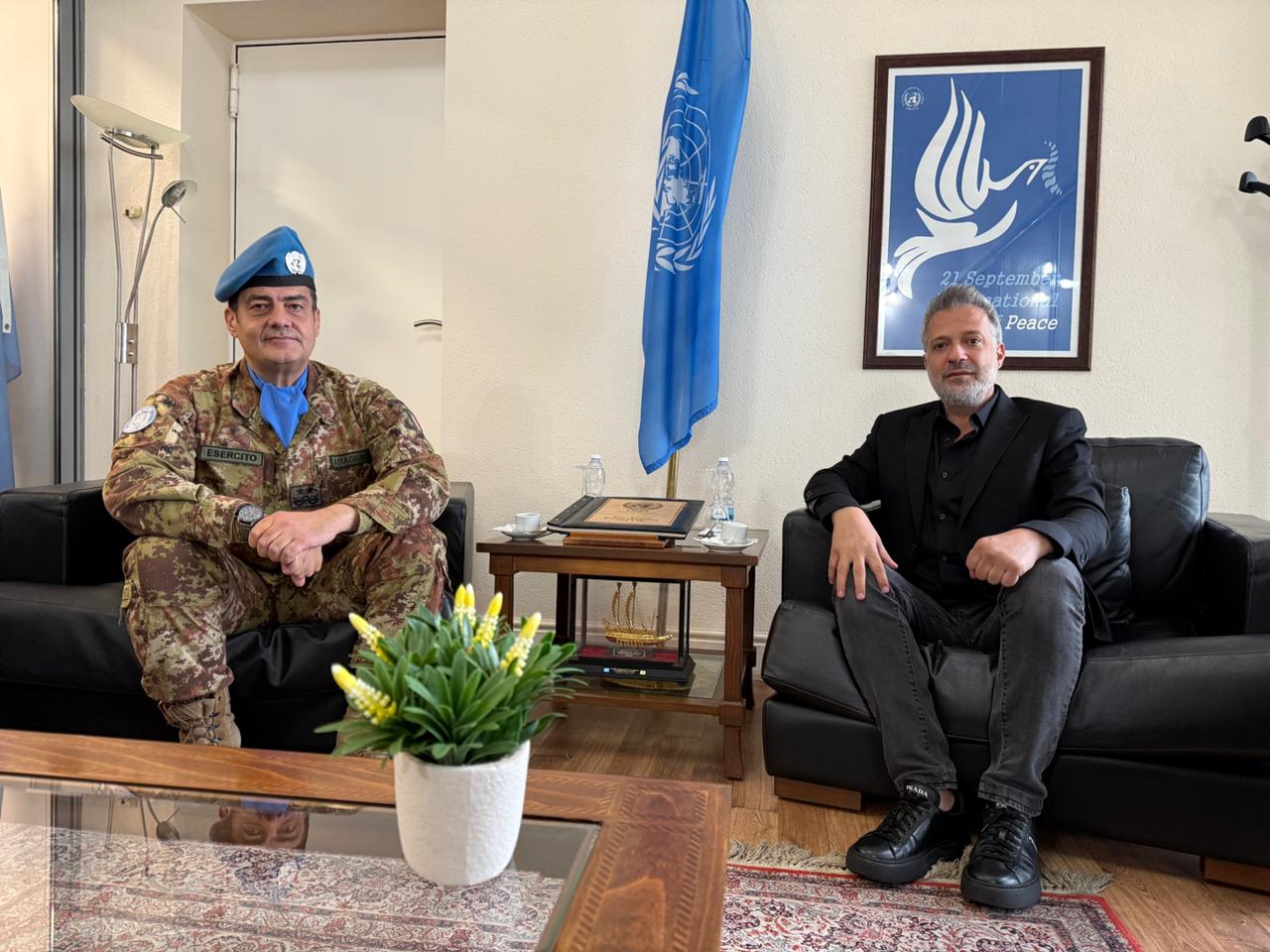 تكريم زين العمر بحضور ضباط من مختلف الوحدات الدولية في اليونيفيل (المكتب الإعلامي للفنان)