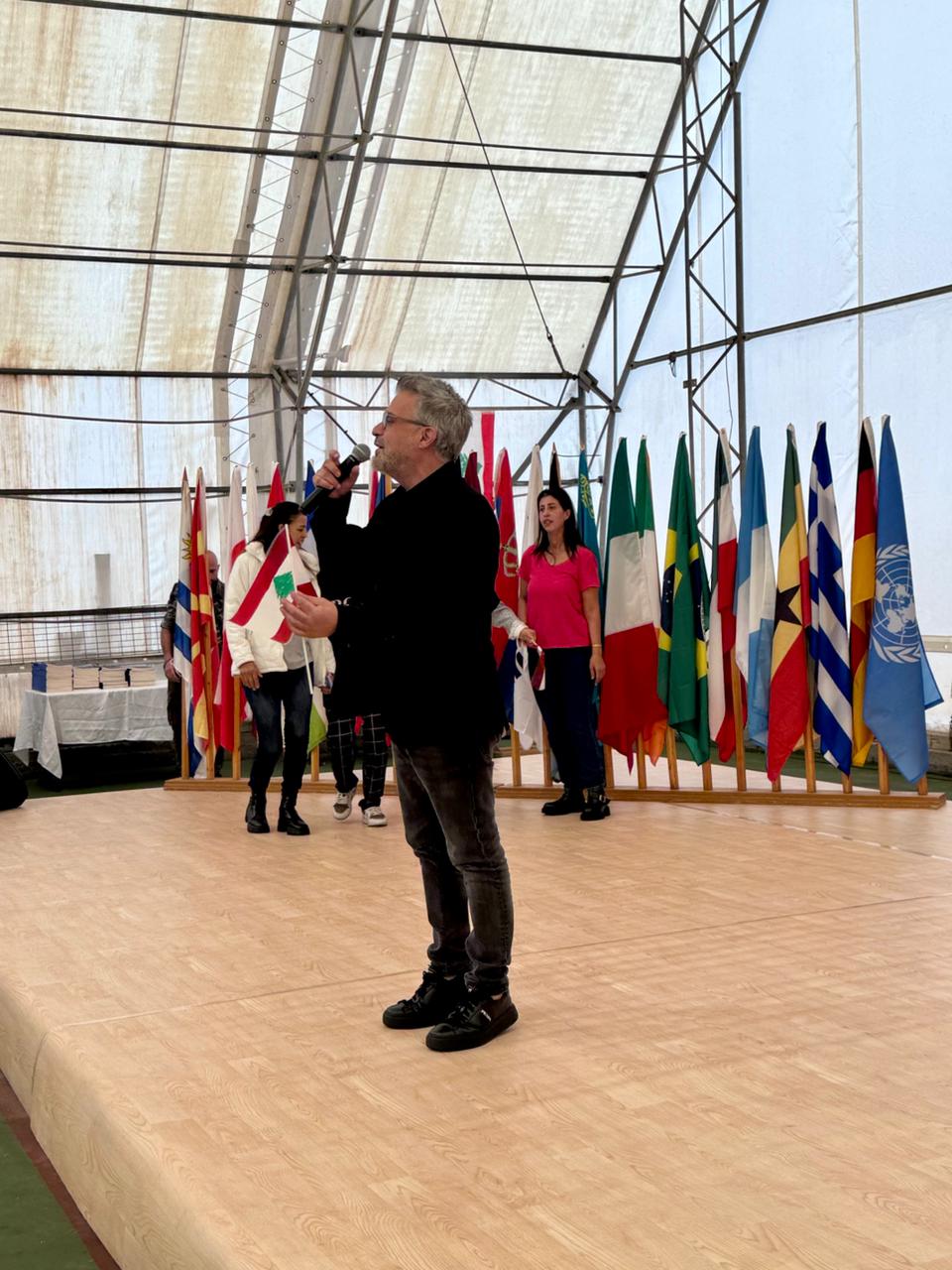 تكريم زين العمر بحضور ضباط من مختلف الوحدات الدولية في اليونيفيل (المكتب الإعلامي للفنان)