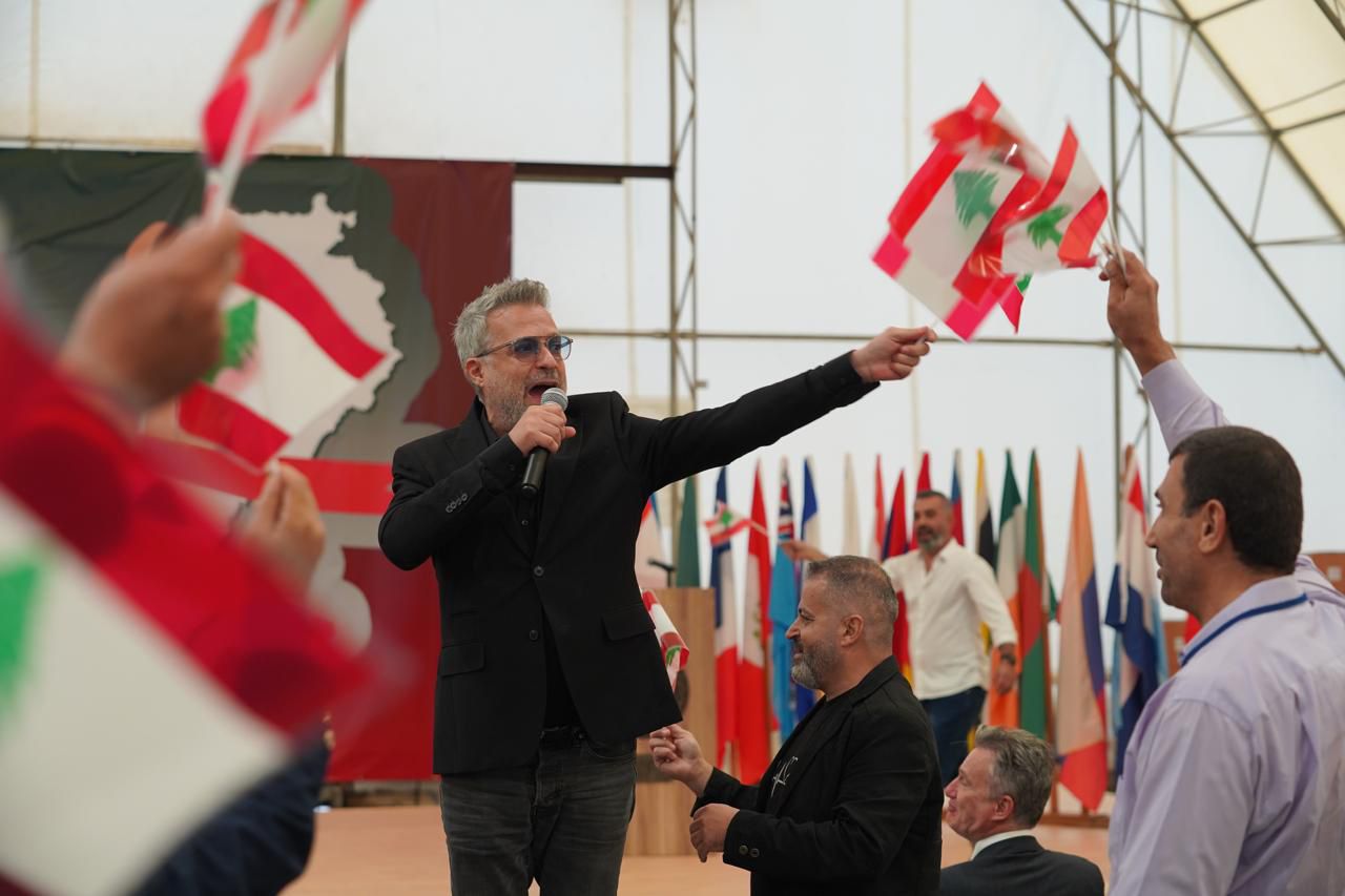 تكريم زين العمر بحضور ضباط من مختلف الوحدات الدولية في اليونيفيل (المكتب الإعلامي للفنان)