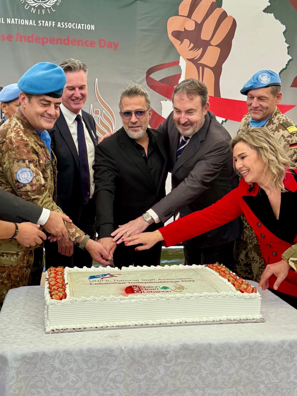 تكريم زين العمر بحضور ضباط من مختلف الوحدات الدولية في اليونيفيل (المكتب الإعلامي للفنان)