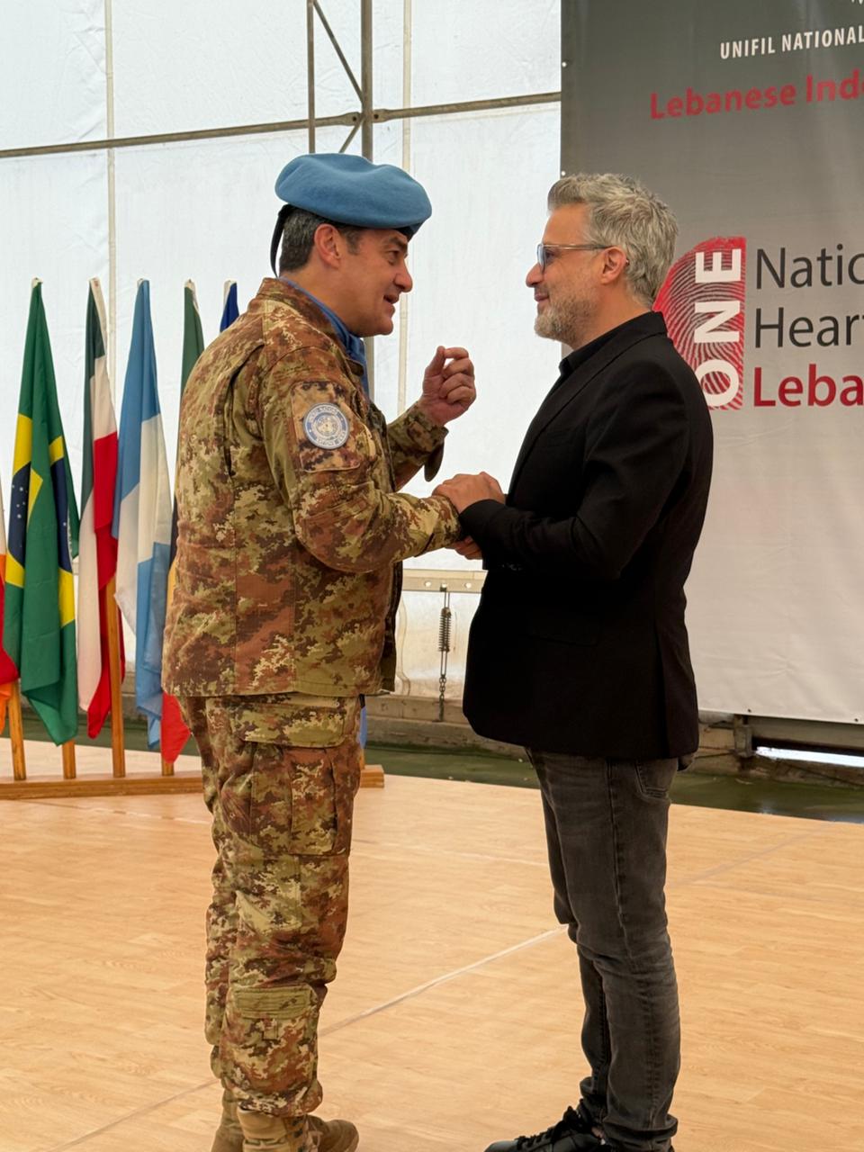 تكريم زين العمر بحضور ضباط من مختلف الوحدات الدولية في اليونيفيل (المكتب الإعلامي للفنان)