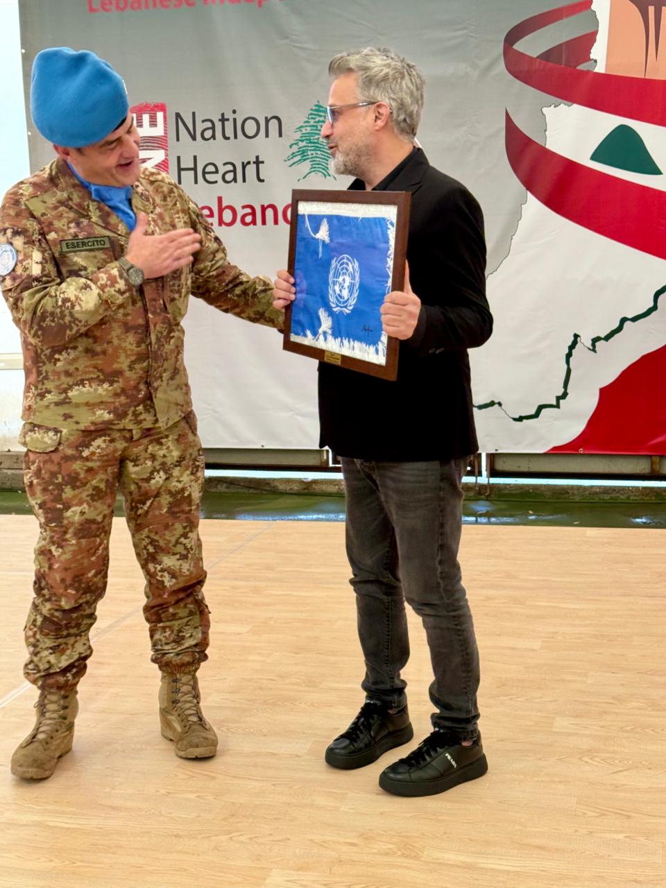 تكريم زين العمر بحضور ضباط من مختلف الوحدات الدولية في اليونيفيل (المكتب الإعلامي للفنان)