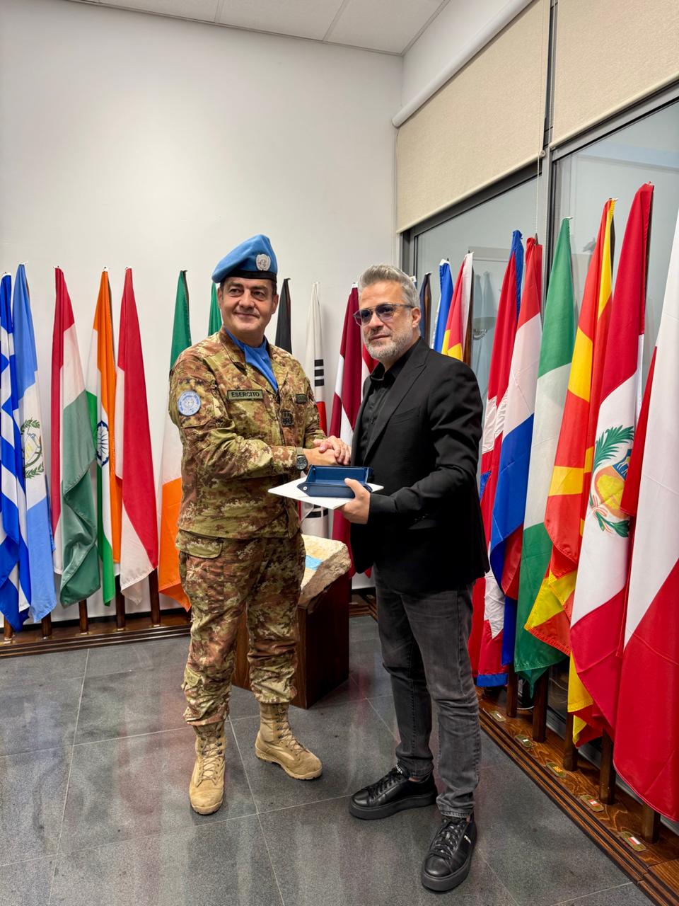 تكريم زين العمر بحضور ضباط من مختلف الوحدات الدولية في اليونيفيل (المكتب الإعلامي للفنان)