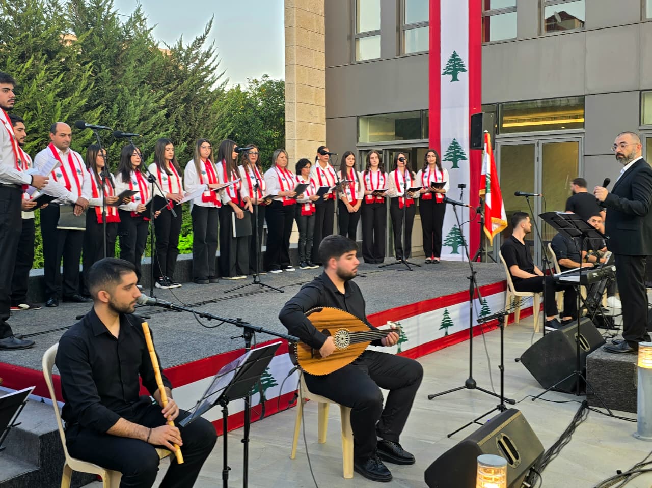 جوقة شبيبة المخلص بقيادة المايسترو طوني مرقص. (أحمد منتش)