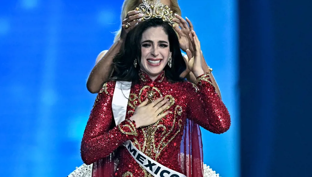 وُصفت بـ"الغبية" وعانت من عُسر القراءة… من هي ملكة جمال الكون 2025 فاطيما بوش؟