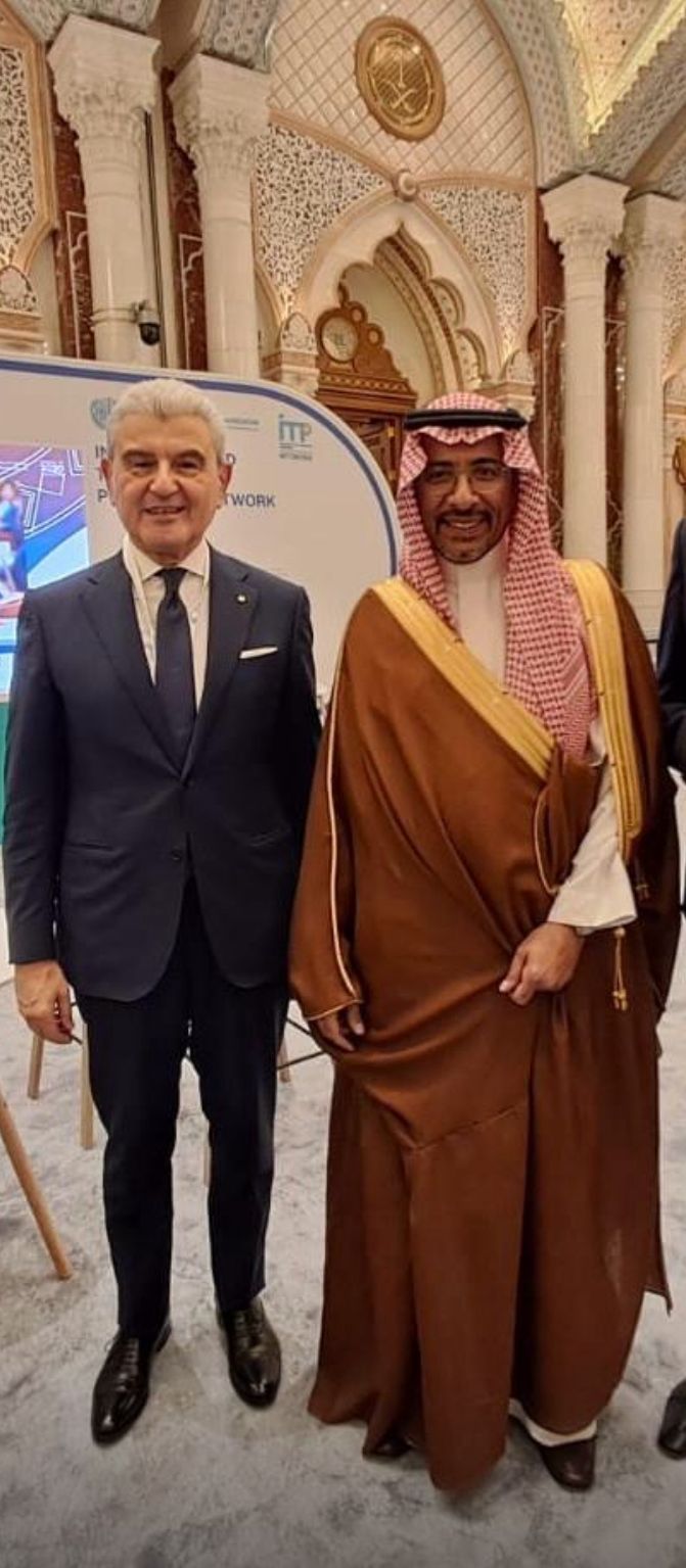 وزيرا الصناعة اللبناني والسعودي جو عيسى الخوري وبندر بن إبراهيم الخريف.