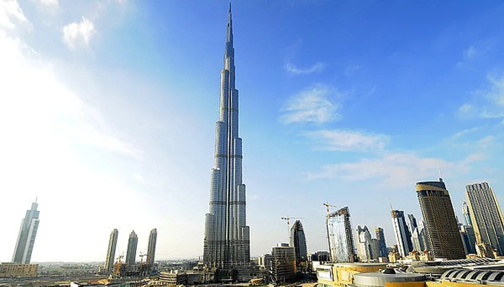 بالصورة - إضاءة برج خليفة بألوان علم لبنان احتفالاً بعيد الاستقلال... مرقص: لفتة كريمة تجسد عمق الروابط