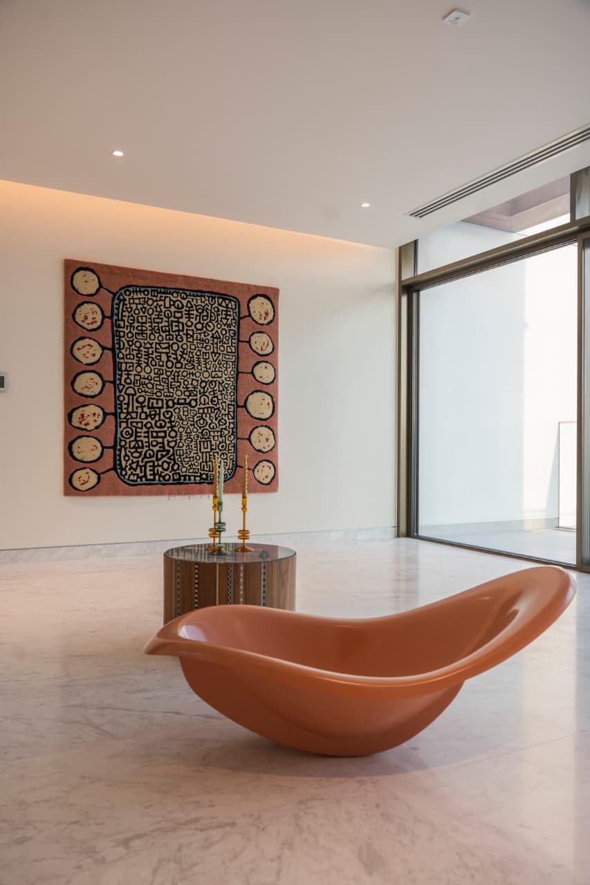 قطعة داخل المعرض (النهار).