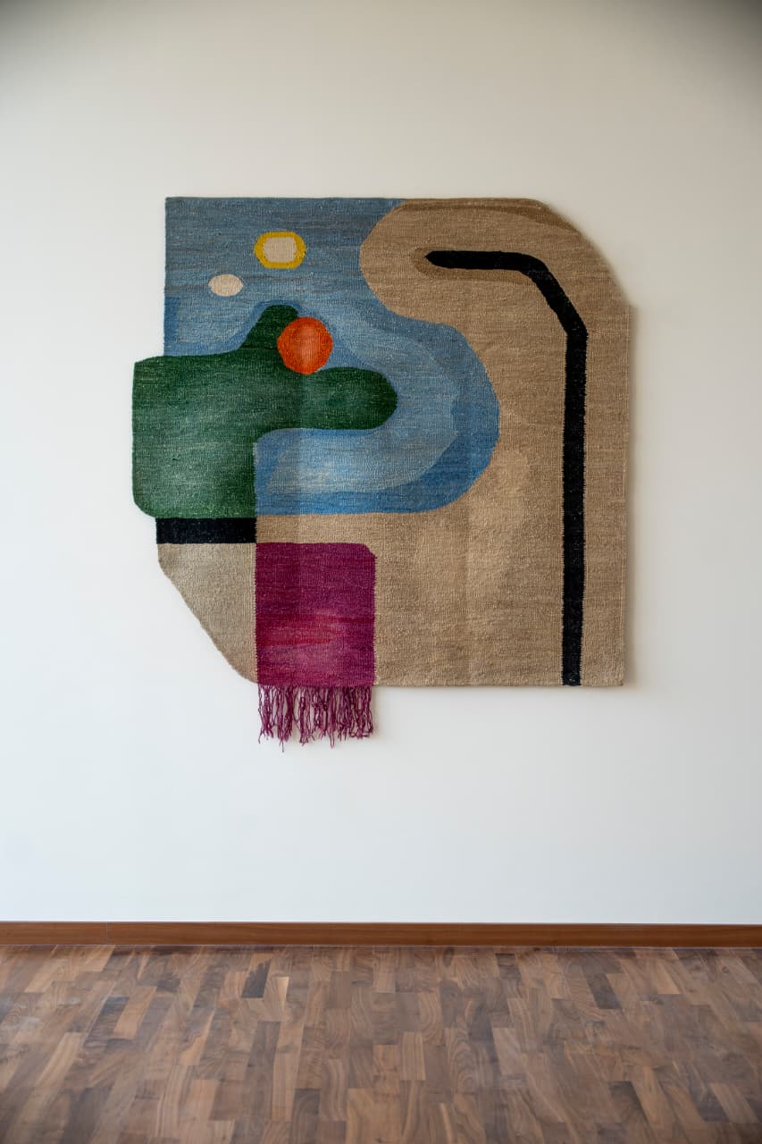 قطعة داخل المعرض (النهار).