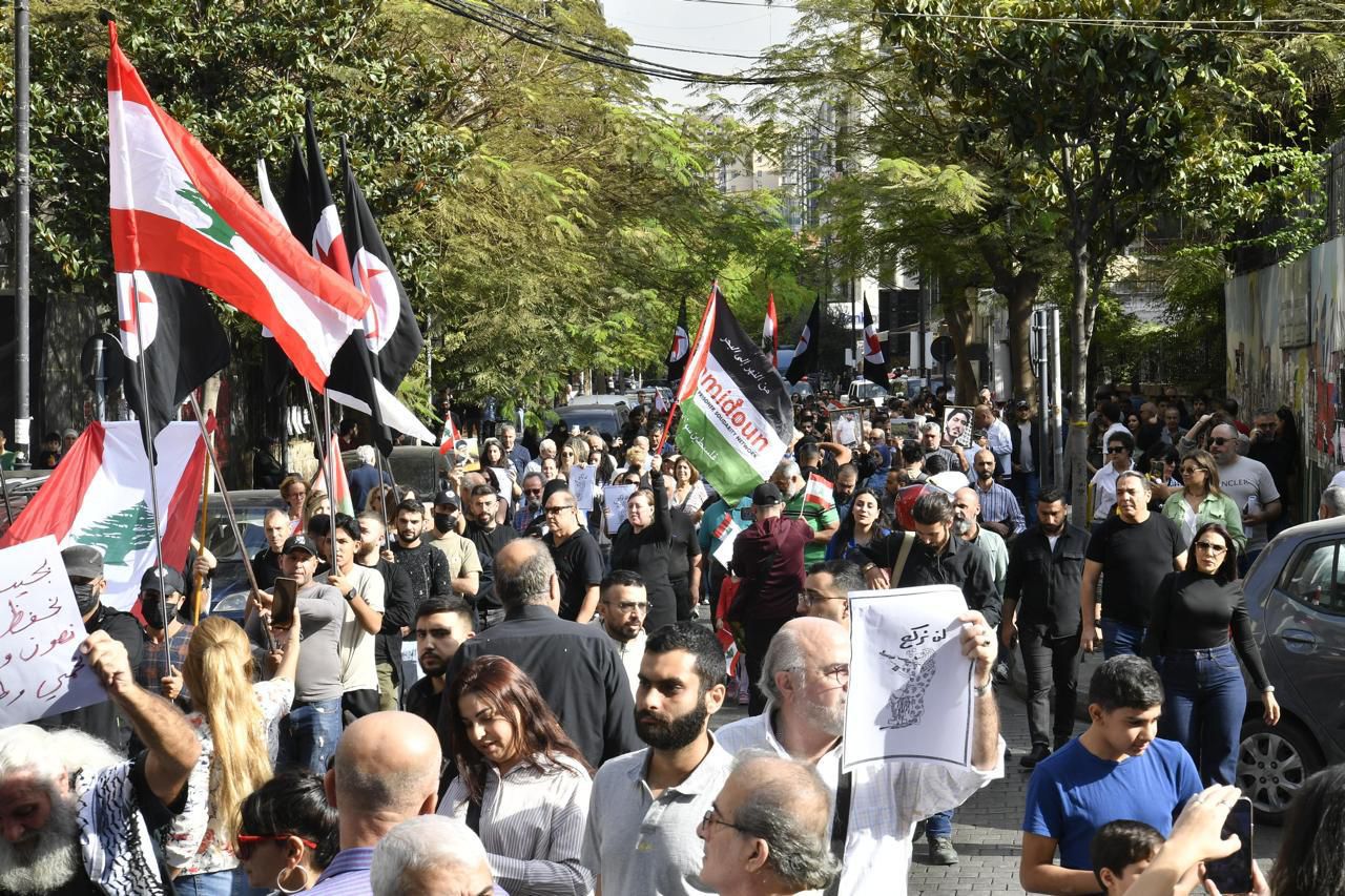 مسيرة في منطقة الحمرا استنكارا للاستباحة الإسرائيلية للأراضي اللبنانية (نبيل إسماعيل). 