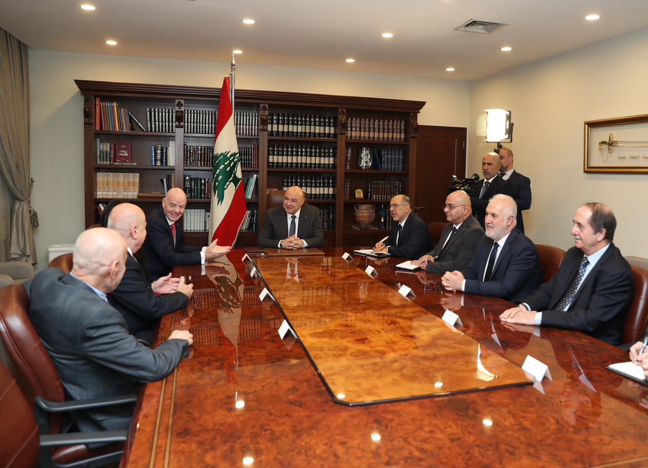 عُقد اللقاء مع عون بحضور رئيس الاتحاد اللبناني لكرة القدم السيد هاشم حيدر والأمين العام جهاد الشحف وزوجة إنفانتينو لينا الأشقر. (وكالات)