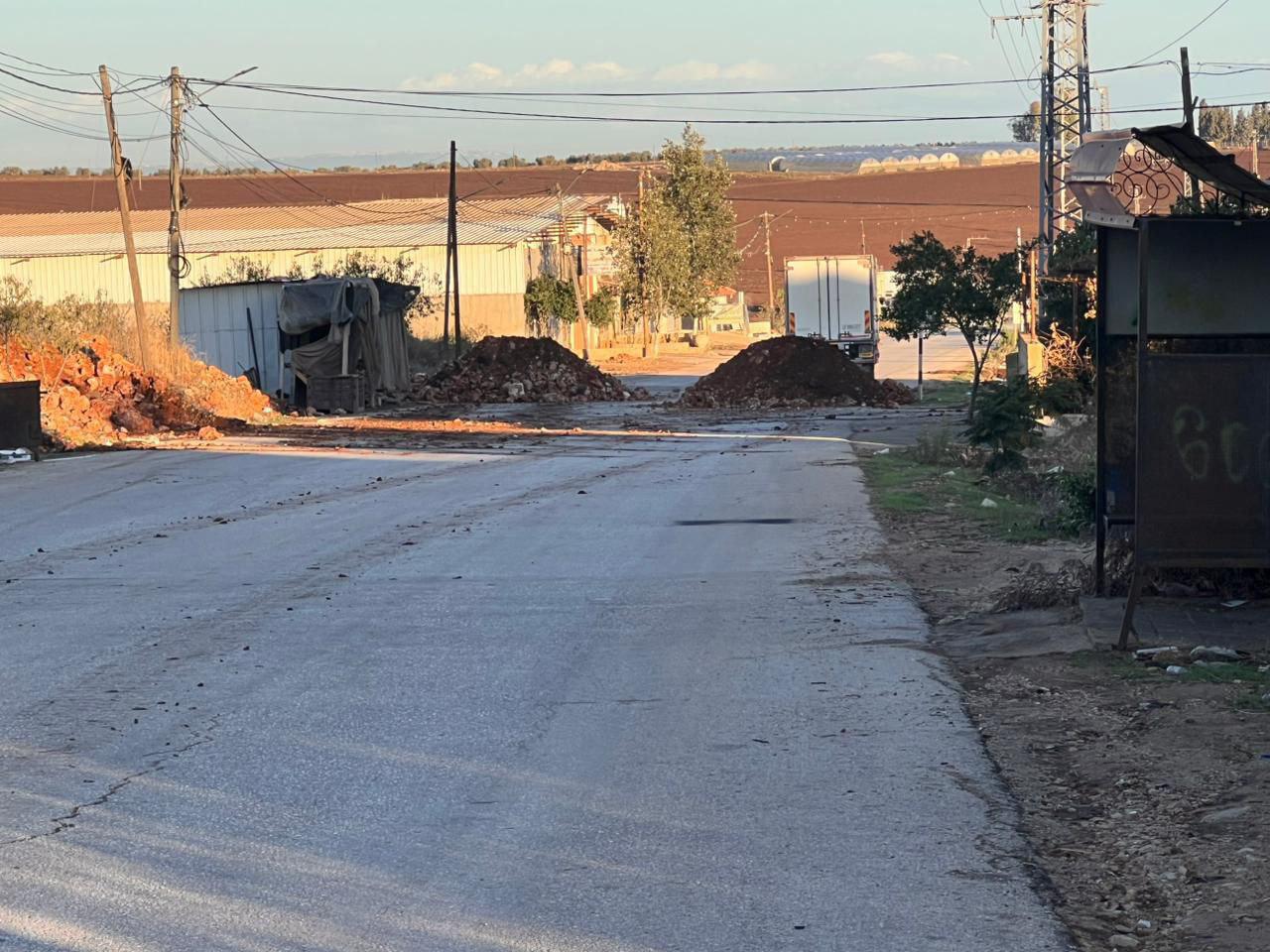 إغلاق مداخل البلدات في الضفة (النهار).