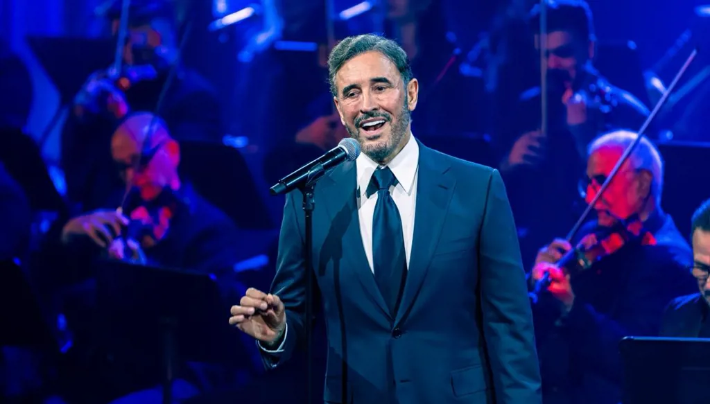 كاظم الساهر يحيي "الغناء بالفصحى"... وموهبة سعودية تشاركه حضور الليلة