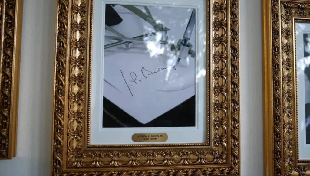 بعد إلغاء ترامب أوامر موقعة باستخدامه... ما هو "القلم الآلي"؟