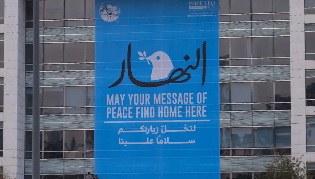 "النهار" تلاقي البابا والديك يتنحّى لحمامة السلام