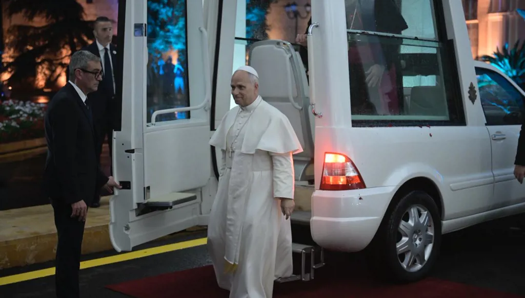 البابا صارخاً من لبنان: أنتم شعب لا يستسلم... مشهد "وحدوي" نادر وطلائع احتشادات شعبية