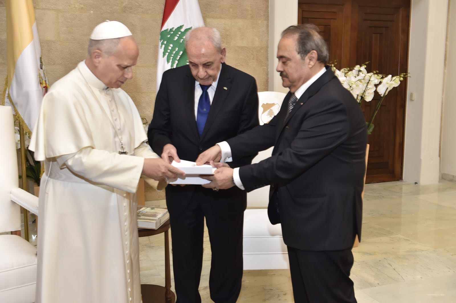 بري ومدير عام شؤون رئاسة مجلس النواب علي حمد خلال تقديم الهدية للبابا لاوون