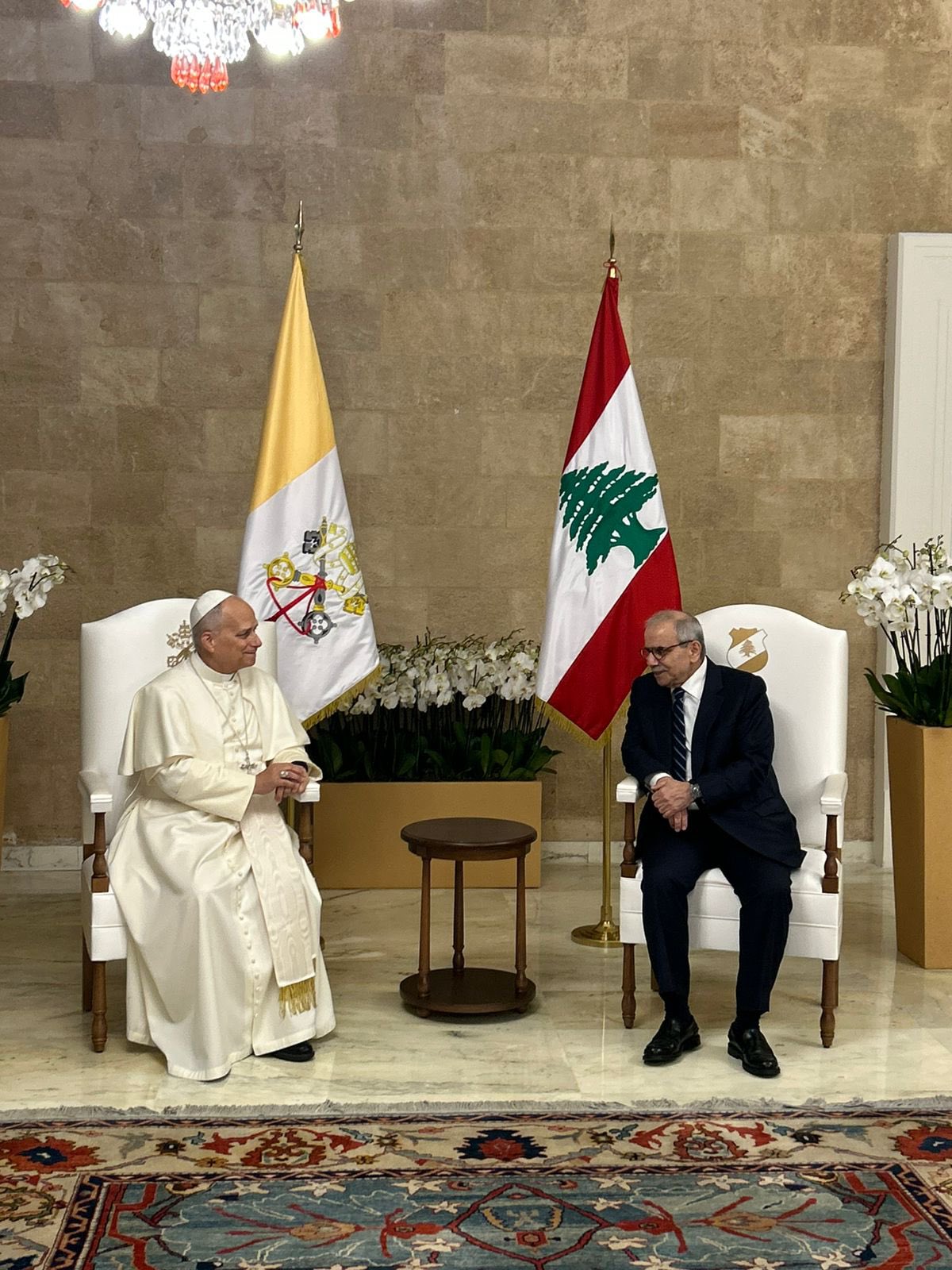 البابا لاوون والرئيس نواف سلام. (رسمي)