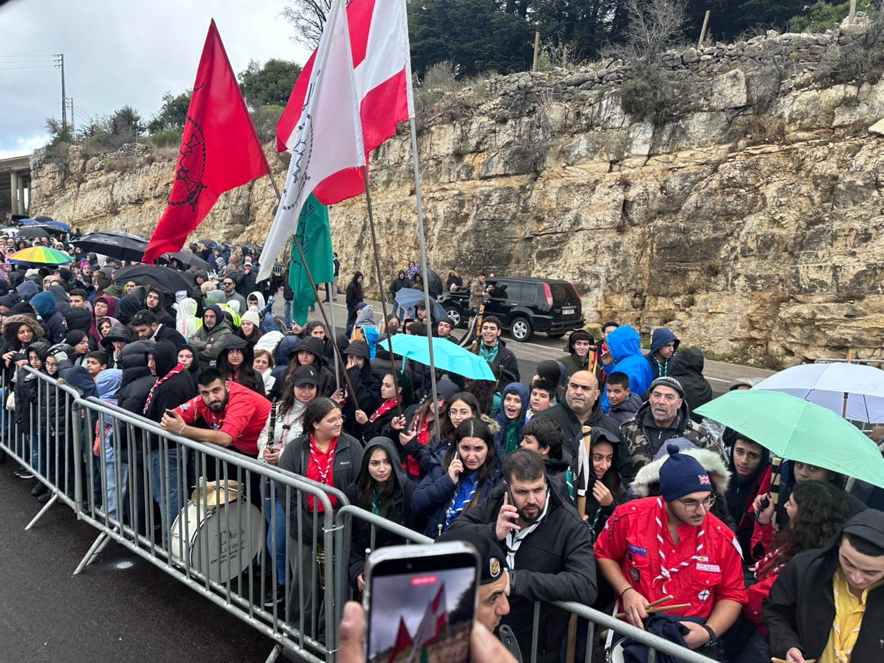 حشود تنتظر وصول البابا إلى عنايا. (حسام شبارو)