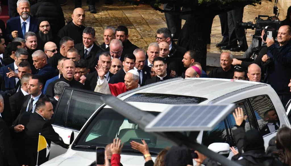 أول طبعة للمزامير وذخائر للقديس شربل وشمع عسلي هدايا دير مار مارون عنايا للبابا (فيديو)