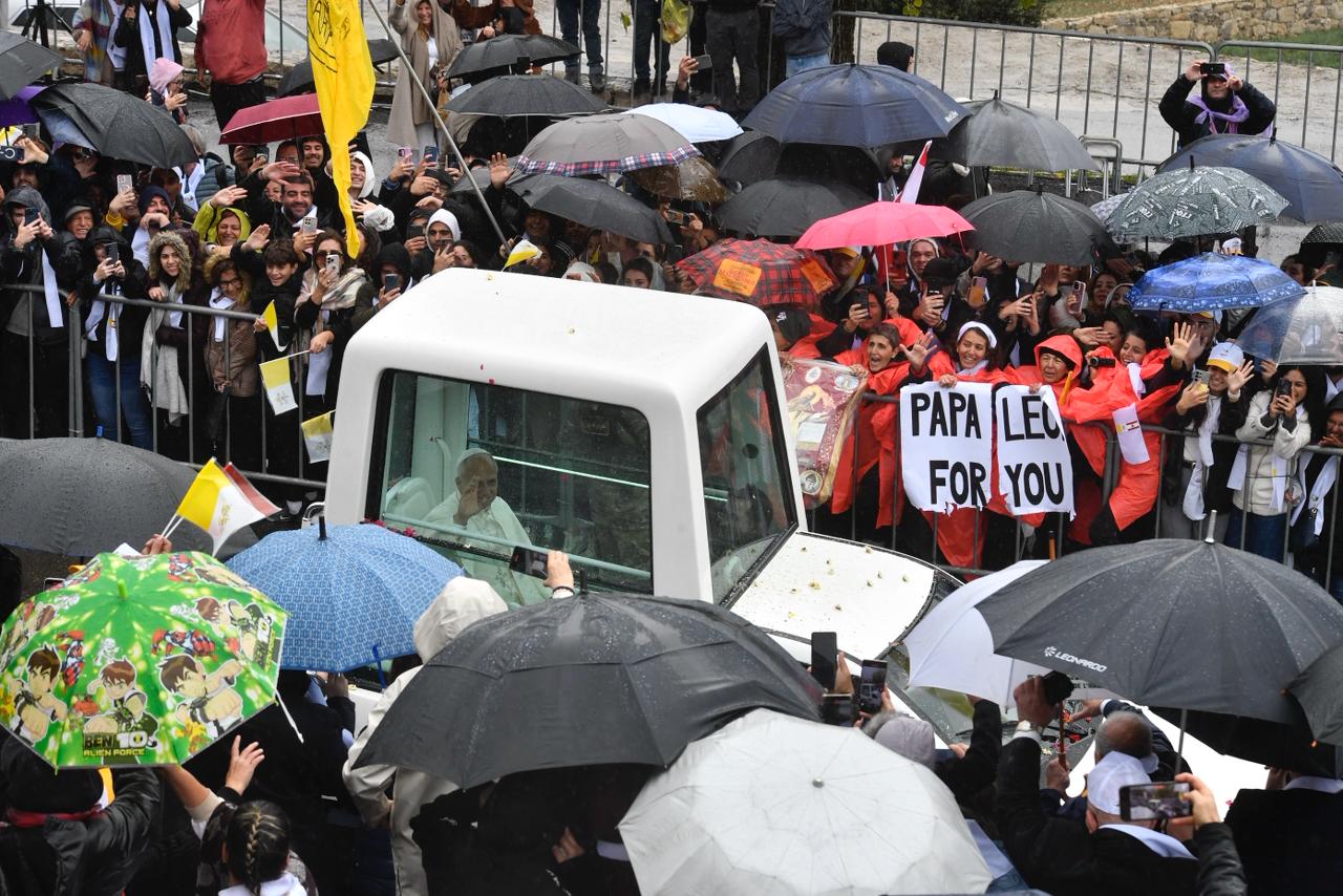 لحظة وصول البابا إلى دير مار مارون، عنايا. (حسام شبارو - “النهار“)