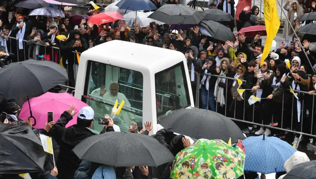 اليوم الثاني بين "الأعماق المسيحية" واللقاء المسكوني البابا محتضناً بالحشود: وطنكم سيستعيد شبابه
