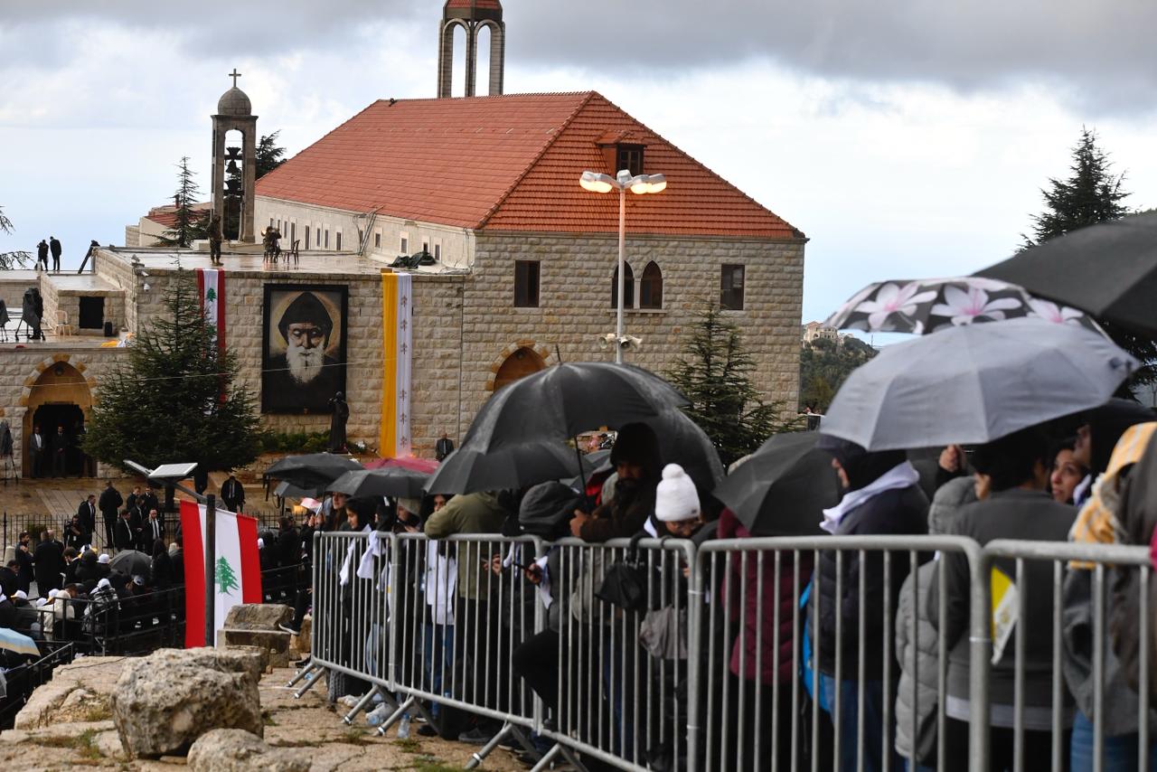 الجموع أمام دير مار مارون، عنايا. (حسام شبارو - “النهار“)