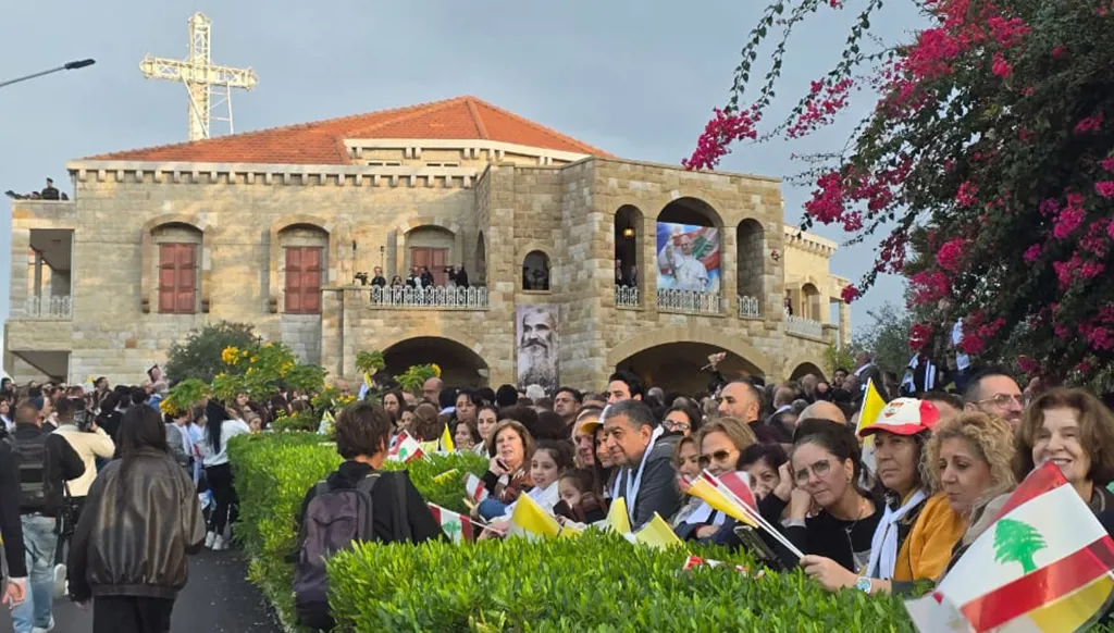 اليوم الأخير من الزيارة البابوية: زيارة لمستشفى راهبات الصليب وصلاة في المرفأ تتوَّج بقداس حاشد في بيروت (فيديو وصور)