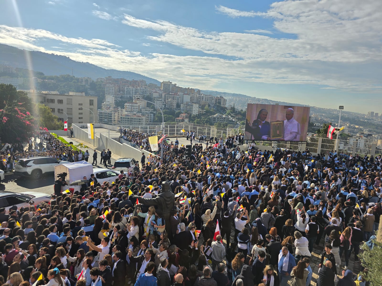 الحشود في باحة مستشفى راهبات الصليب (النهار)